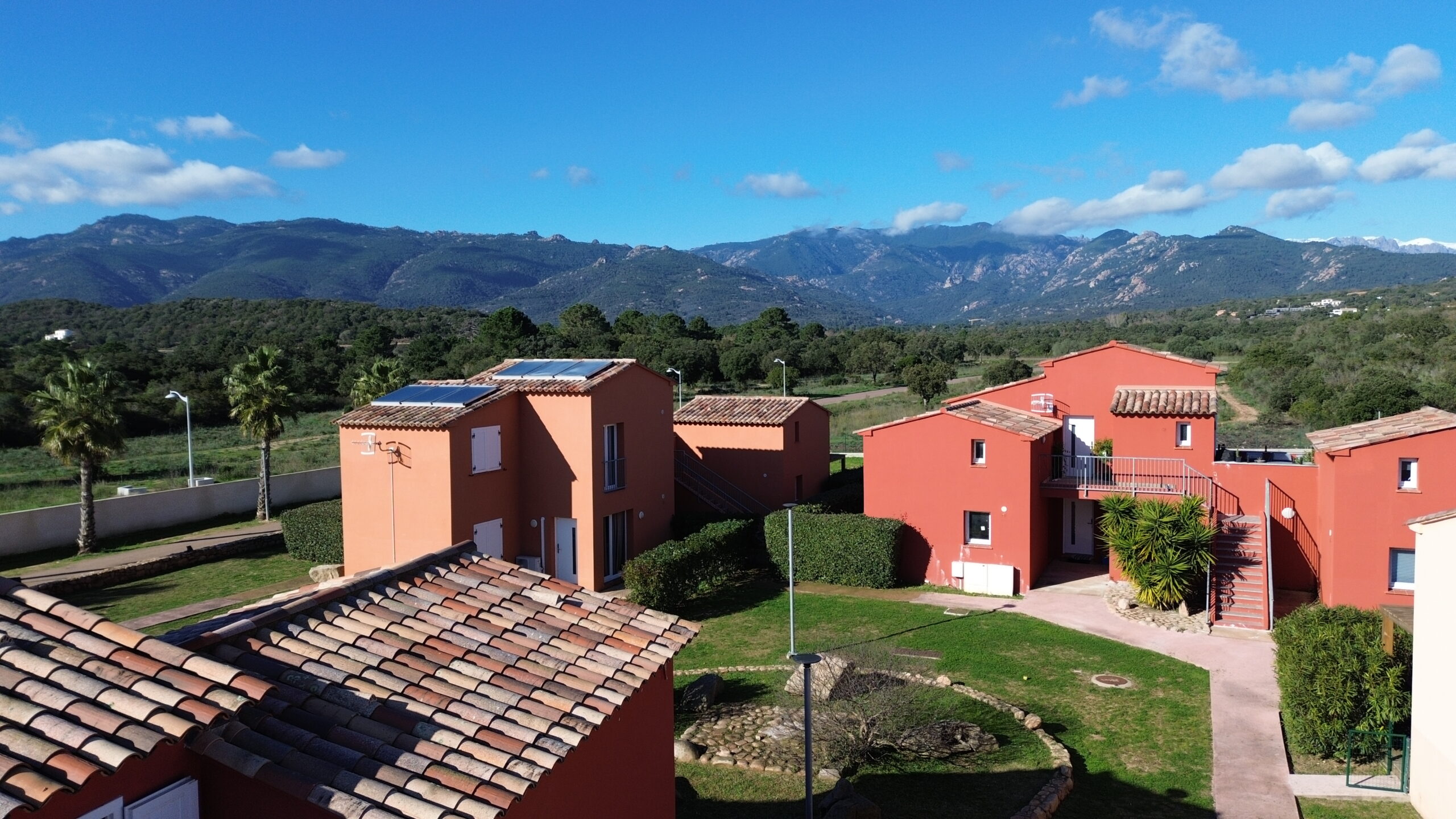 Vue aérienne villa et montagne